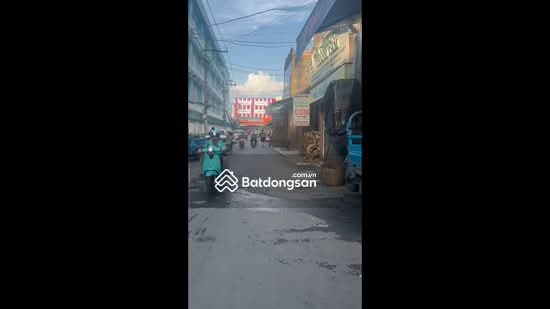 Hẻm xe hơi - Kế Vincom NL